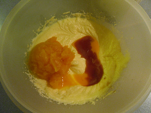 Add pumpkin puree, egg yolk and vanille essence