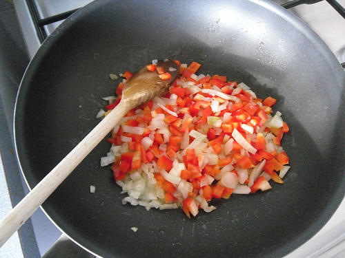 Baking onion and red bell pepper