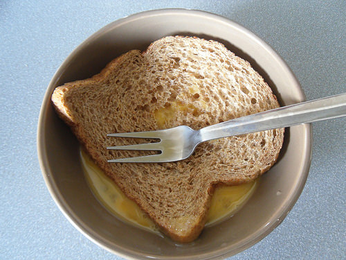 Put-Bread-in-eggs