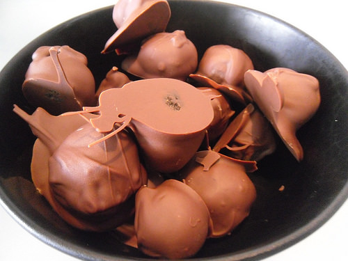 Oreo-Creamcheese-Balls-with-Chocolate-close-up